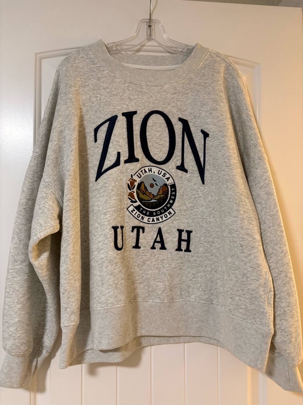 Abercrombie & Fitch Light Gray Zion Utah Crewneck Sweatshirt